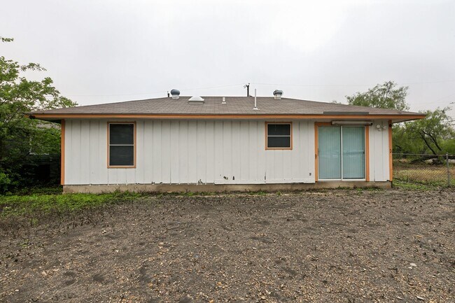Building Photo - 3-BEDROOM HOME IN LOMA PARK