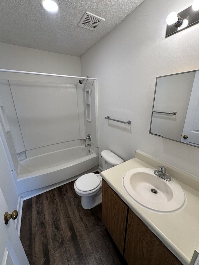 Building Photo - 2 Bedroom 2 Bathroom Condo!