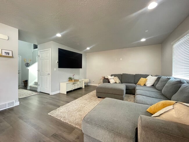 Building Photo - 15096 Honor Dr