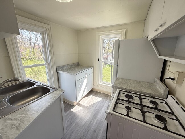 Building Photo - Freshly Renovated 1-Bedroom-Convenient Loc...