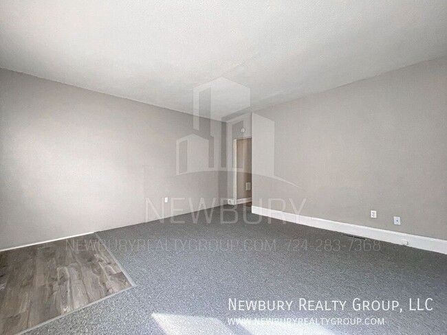 Building Photo - Spacious & Updated 2-Bedroom Row Home – Mo...