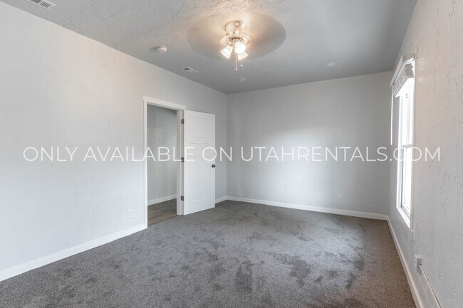 Building Photo - 231 400 N