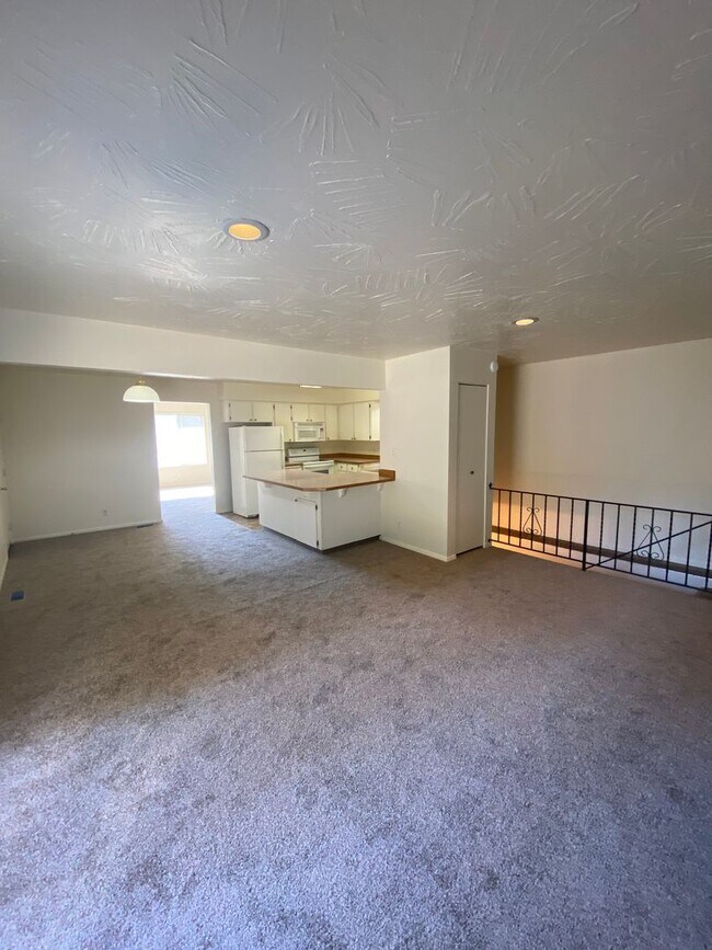 Building Photo - SINGLE FAMILY HOME ON HILLCREST (APP#72)