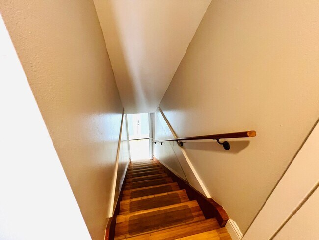 Building Photo - Beautiful 2 bedroom, + office/bonus room i...