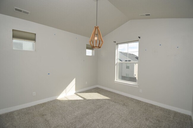 Building Photo - Bright Top Floor Condo with Tennis court, Pool, and Clubhouse