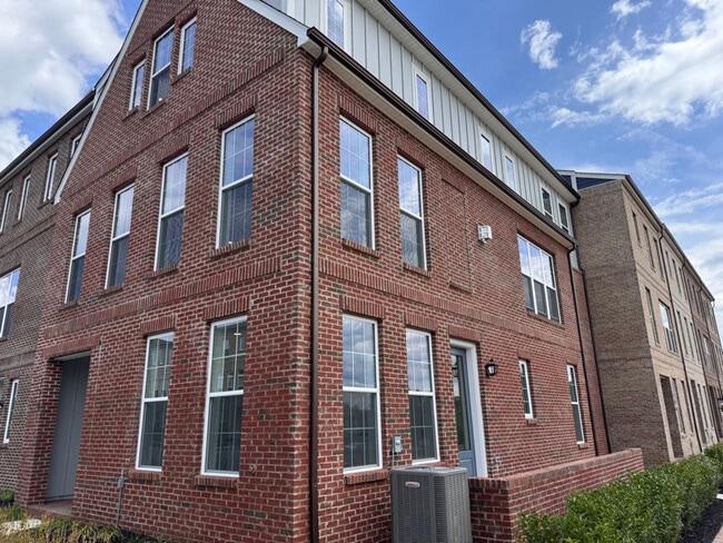 Building Photo - 114 Main St