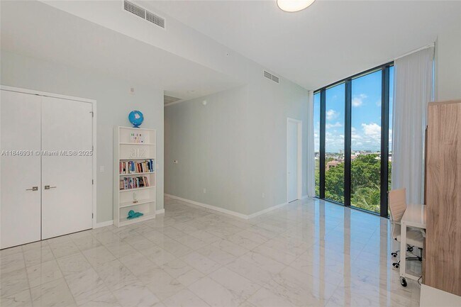 Building Photo - 2821 S Bayshore Dr