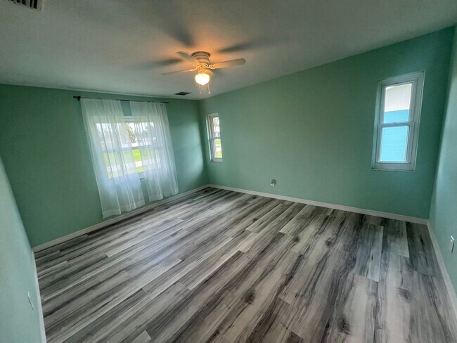 Building Photo - Annual ** Newly Renovated ** 3 Bedroom / 2...