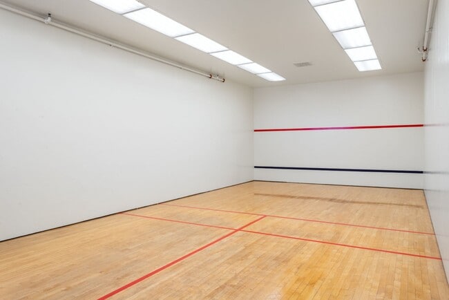 Building Photo - Just landing in the East Bay? Fully Furnished Resort 1 Bdrm. condo available on a short or long t...