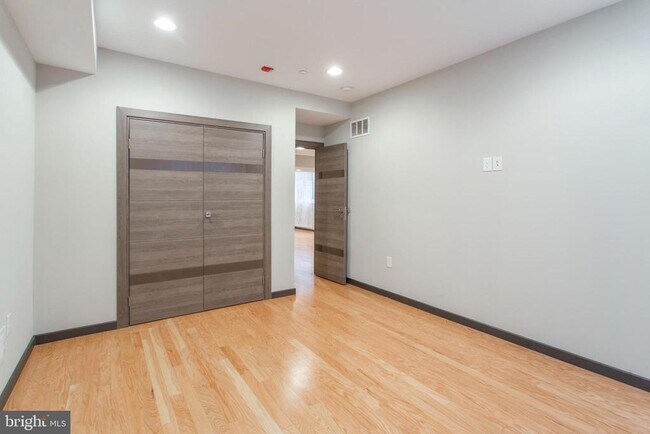 Building Photo - 2553 Montrose St