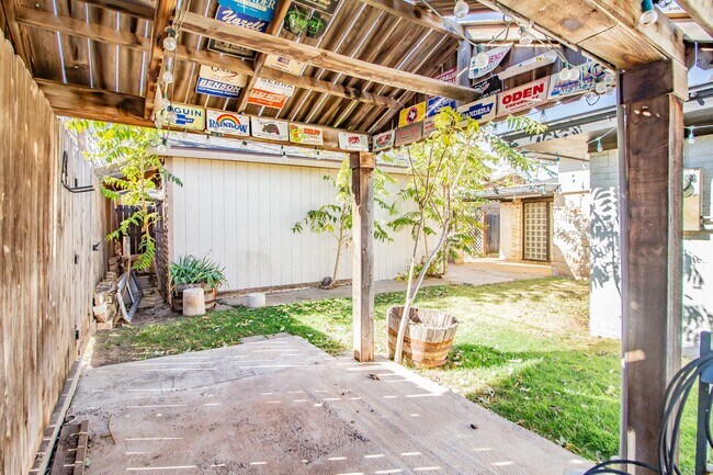 Building Photo - Spacious & Updated 4/2