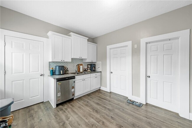 Building Photo - 1276 W 67th St