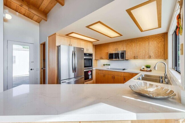 Building Photo - 470 Grey Whale