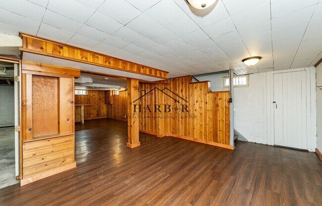 Building Photo - 116 16th Ave NW