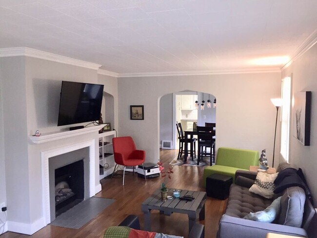 Building Photo - 2230 Riverside Dr NE