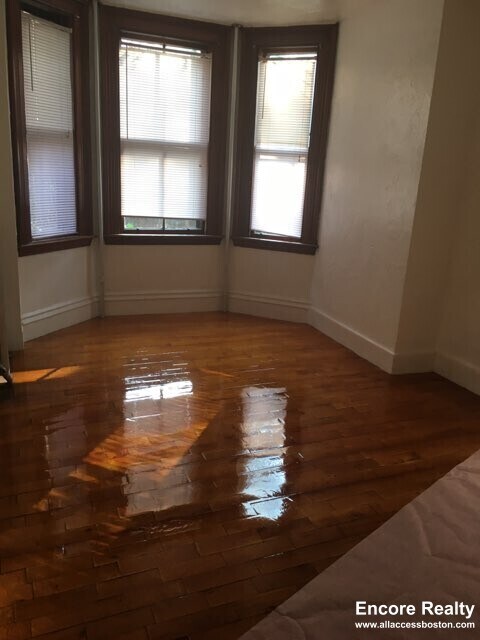 Building Photo - 4 Adella Pl