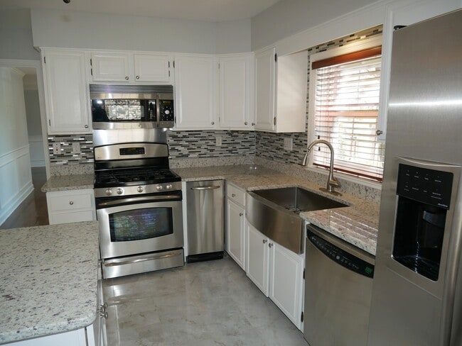 Building Photo - 4 Bedroom 3.5 Bath Corner Unit Townhouse o...