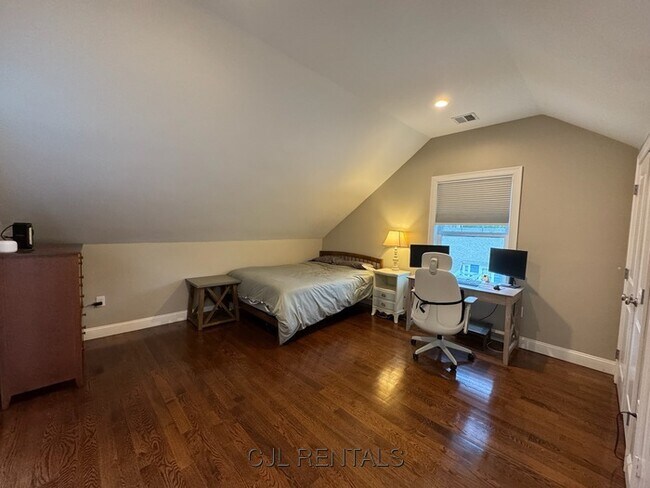 Building Photo - 10 Cypress Park