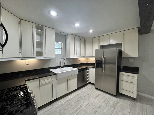 Building Photo - 219 Marshall St