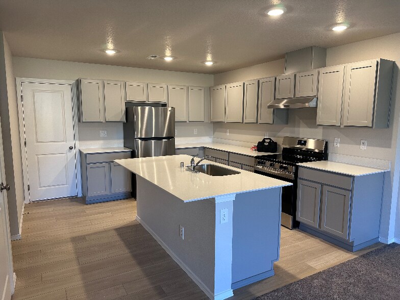 Building Photo - 181 E Lupine Ln