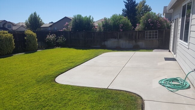 Building Photo - 4 Bedroom Home