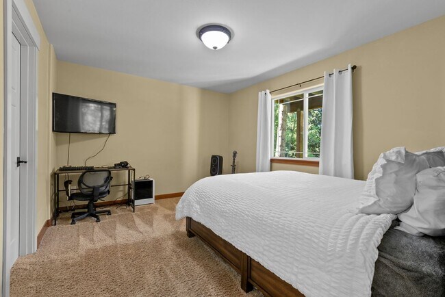 Building Photo - 3 Bed, 3 Bath Custom Built Home in Sudden Valley