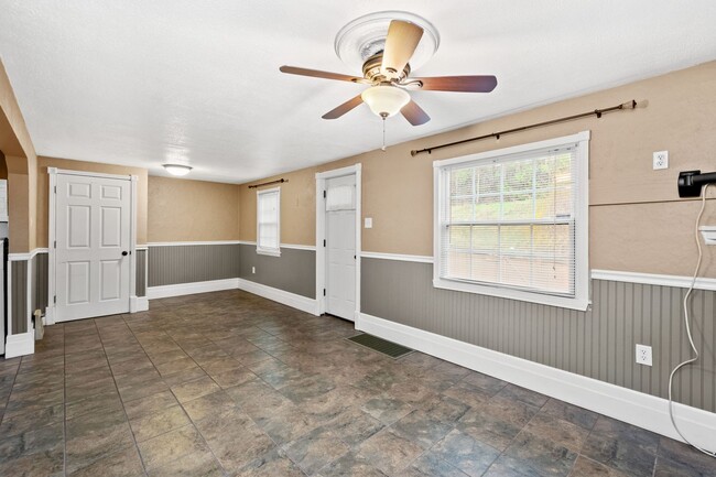 Building Photo - Stunning 2 bedroom home in North Versaille...