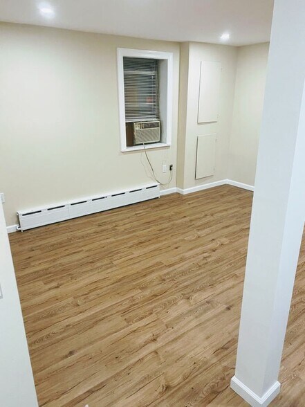 Building Photo - 1582 Mayflower Ave