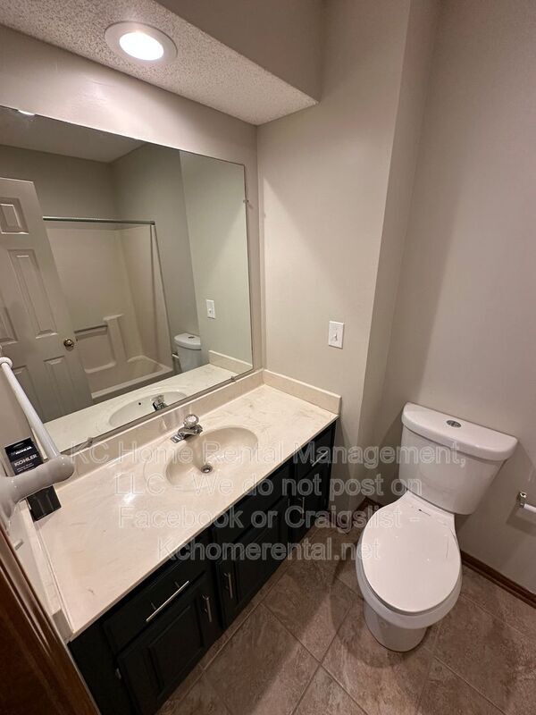 Building Photo - 6633 W 151st Pl