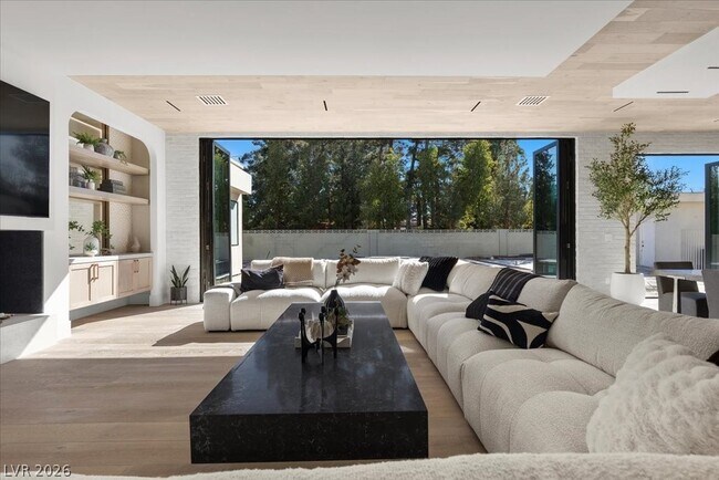 Building Photo - 2401 Driftwood Dr