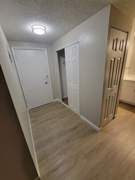 Building Photo - 1302 S Parker Rd