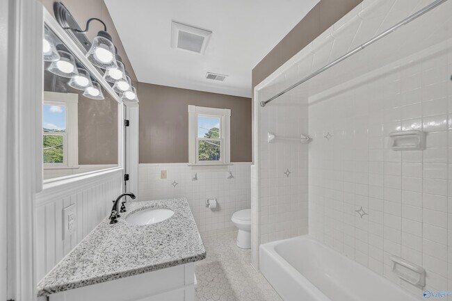 Building Photo - 1208 SE Willowbrook Dr
