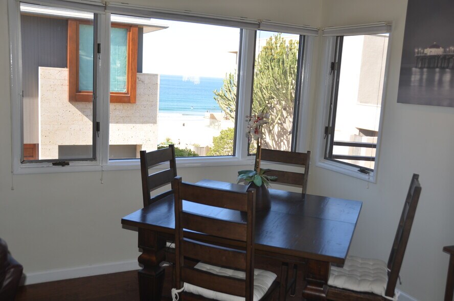 Dining area seats 4 easily - 112 19th St