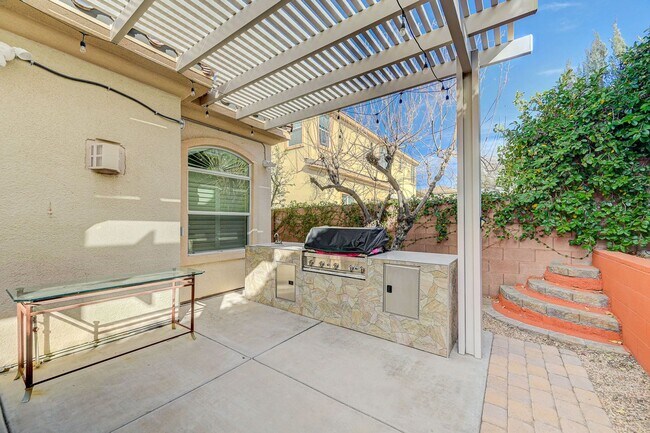 Building Photo - Stunning single-story home in picturesque community!