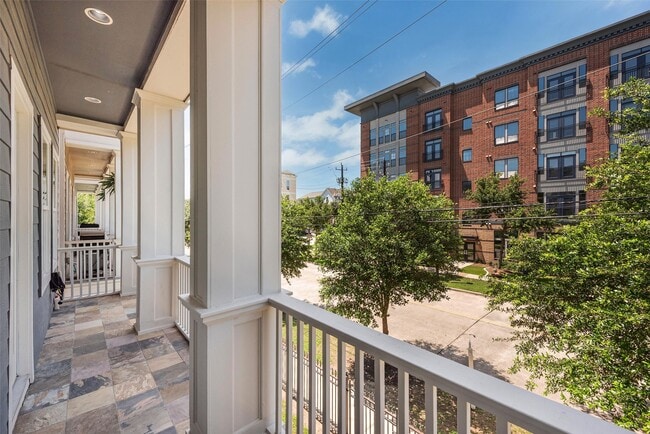 Building Photo - 212 W 6th St