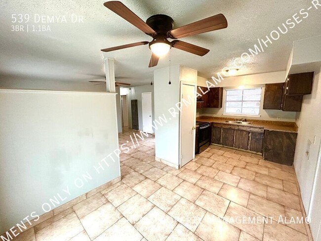 Building Photo - AVAILABLE NOW! 3 Bedroom / 1.5 Bath Home N...