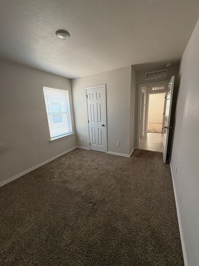 Building Photo - Half off deposit for OCTOBER