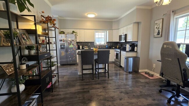 Building Photo - Welcome to this 3 bedroom 3 Bull Bathroom home with a Basement