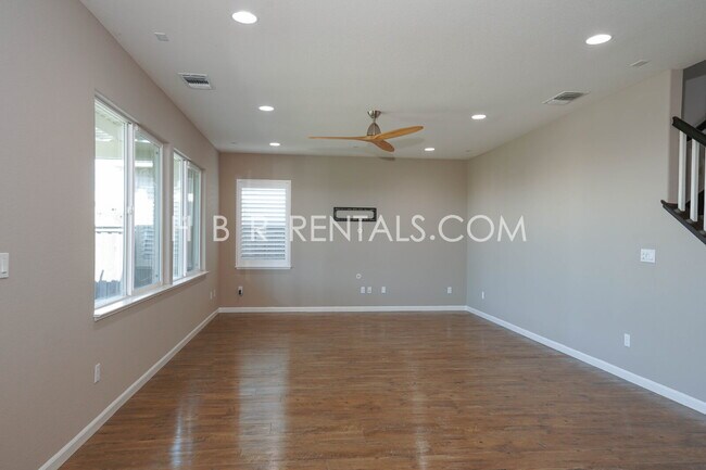 Building Photo - 906 River Bend Dr