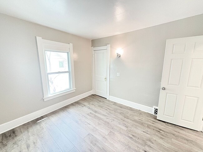 Building Photo - 729 Utah St