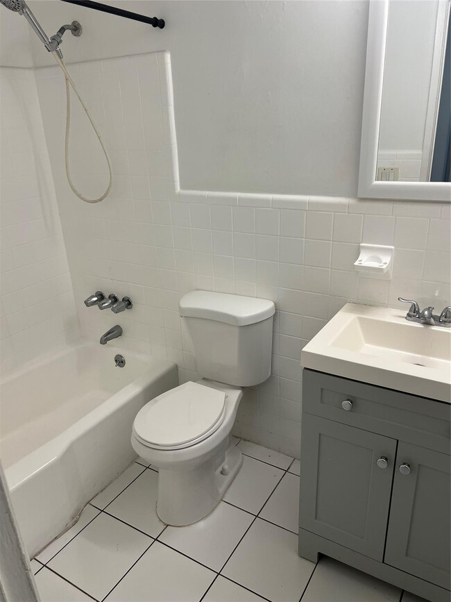 Building Photo - 1812 E Oakland Park Blvd