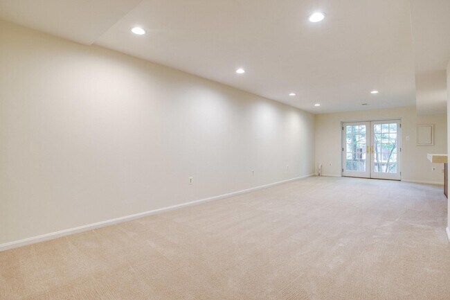 Building Photo - 1646 Montmorency Dr