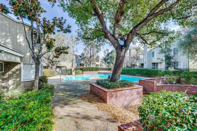 Building Photo - 2/2 Downstairs Condo in a Great Location Nestled Behind EBAY in The Hamilton Corners Community