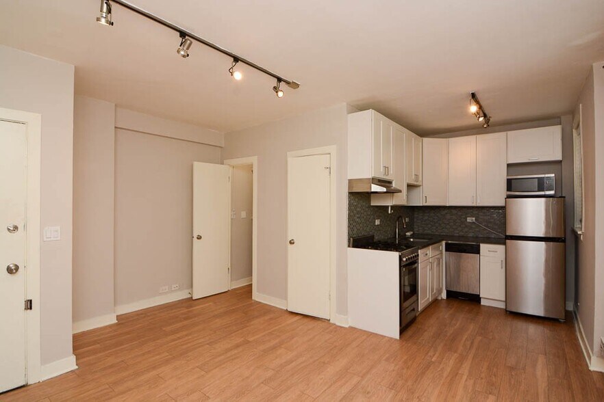 Building Photo - 511 W Belmont Ave