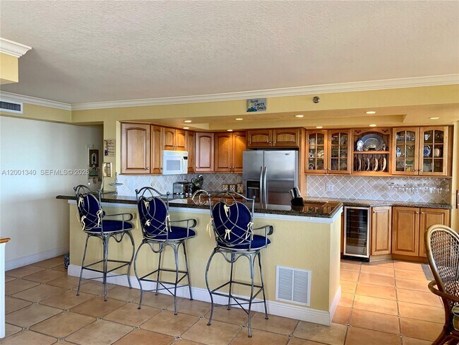 Building Photo - 2555 Collins Ave