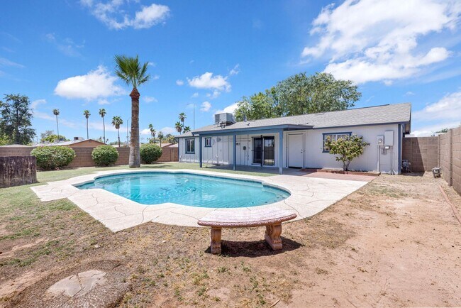 Building Photo - Great 3 bed 2 bath home with a pool!