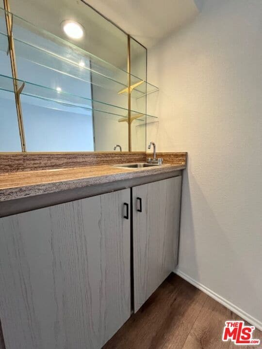 Building Photo - 906 N Doheny Dr