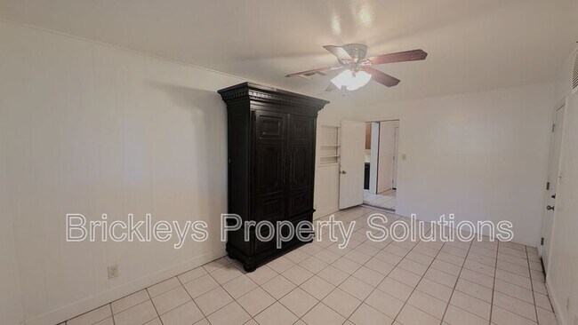 Building Photo - 1435 E Cedar St