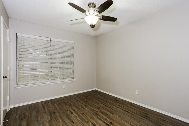 Building Photo - 704 Stonebrooke Dr