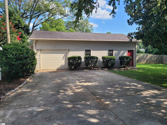 Building Photo - 103 Pinehurst Dr